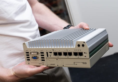 En dator från Neousys på väg att få mjukvara installerad