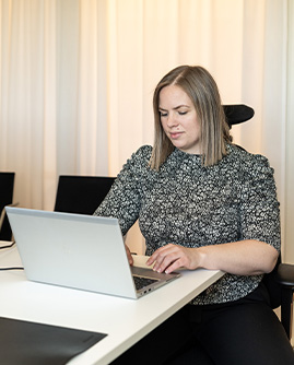 Emelie jobbar på OEM Automatic med Hållbarhet