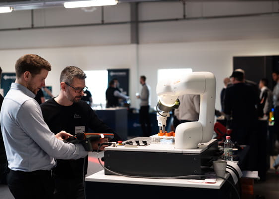 Joacim, Produktansvarig, och cobot från KUKA