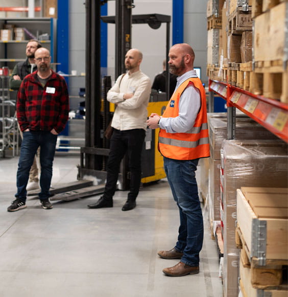 Johan Lind, logistikchef, på rundvandring