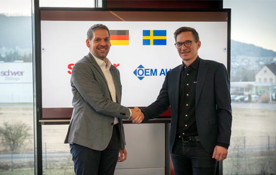 Michael Halter, Export Manager på Schwer Fittings, och Niclas Fritz, Produktområdeschef Tryck & Flöde – Process på OEM Automatic, markerar starten på det nya samarbetet.