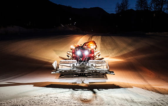 Pistmaskin med beacon varningsljus