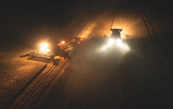 skördemaskin med beacon varningsljus