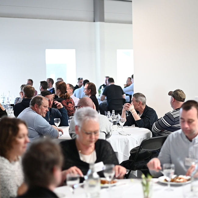 besökare äter god mat på Inspodagmässan